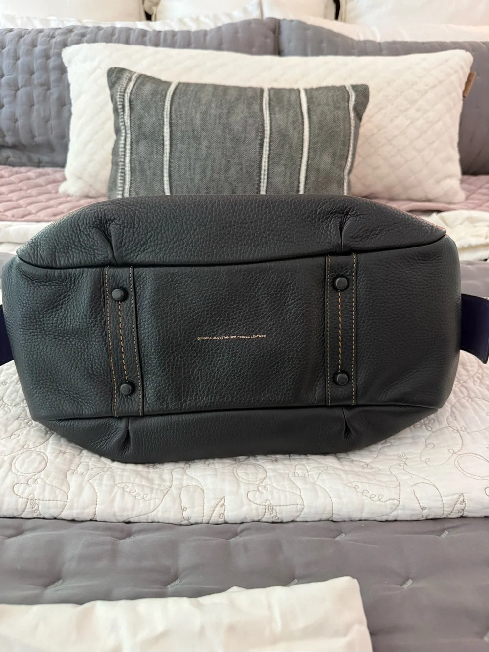 EUC Coach Bandit 39 Hobo 1941 Black Tea Rose